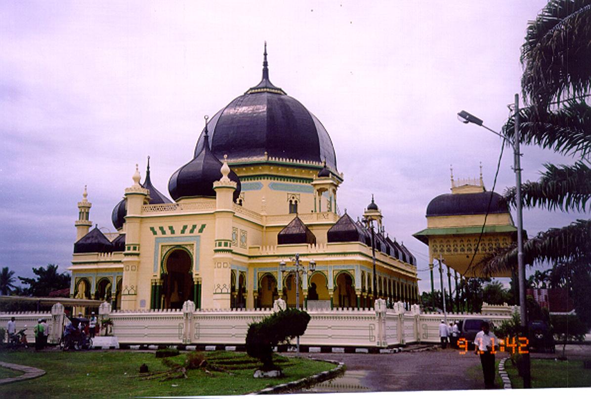 Mesjid Azizi, di Tanjung Pura, sekitar 65 km disebelah baratlaut Medan